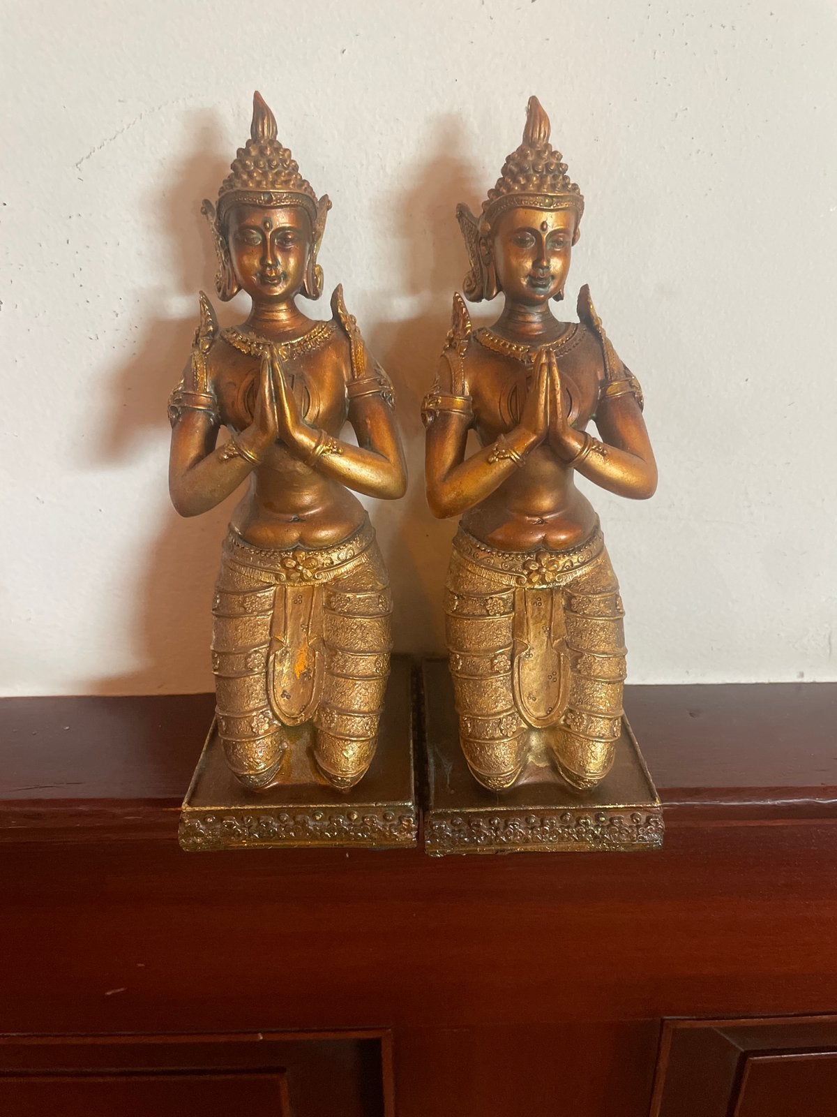 Set van 2 Aziatische beelden in biddende houding, Ophalen, Gepatineerd, 20 - 50 cm, Beeld
