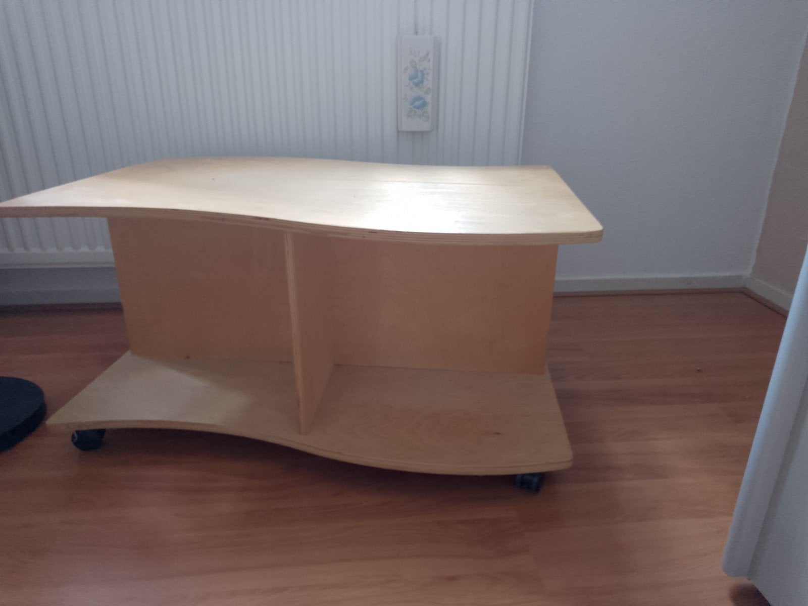 Unieke salontafel met golvende vormen en wieltjes, Ophalen, Rechthoekig, 100 tot 150 cm, 50 tot 100 cm