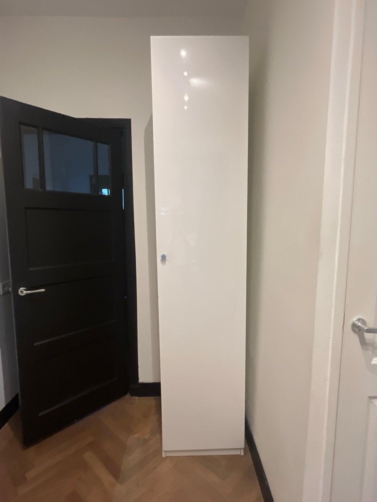 Witte smalle kast met planken en lades, Huis en Inrichting, Ophalen, Minder dan 50 cm, Gebruikt, 200 cm of meer