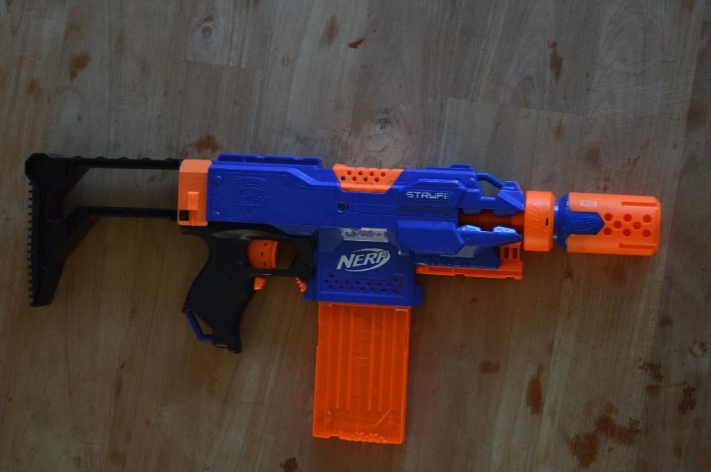 Nerf Stryfe met accessoires, Ophalen of Verzenden, Zo goed als nieuw