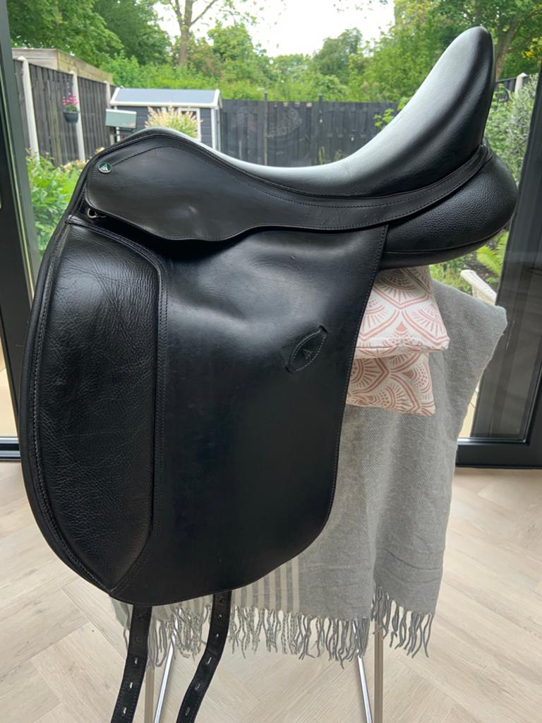 Arena dressuur zadel 17,5 inch  (Zwart) met HART-systeem, Ophalen, Gebruikt, Dressuur