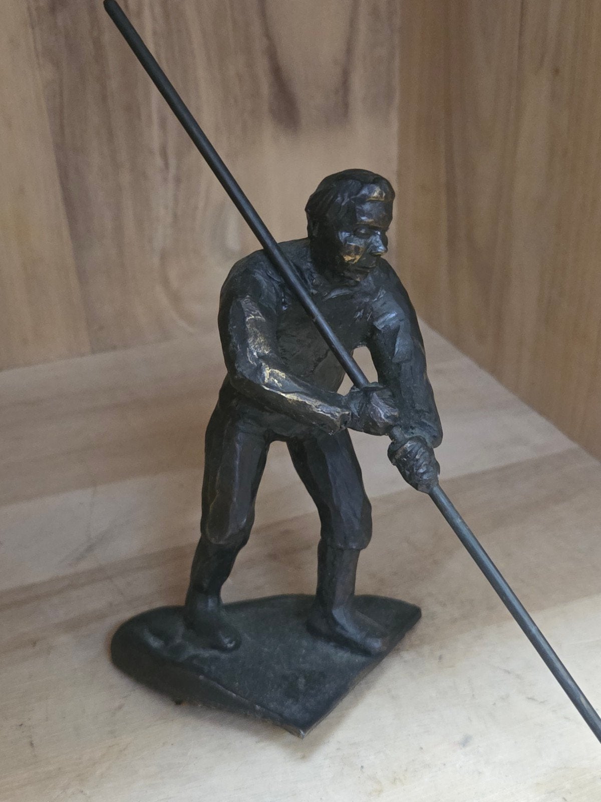 Bronzen beeldje van man met stok/gereedschap, Ophalen of Verzenden, Brons