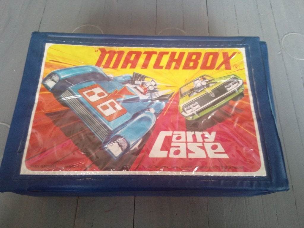 Leuke Matchbox koffer en 24 Matchbox / Hot wheels autootjes, Ophalen of Verzenden