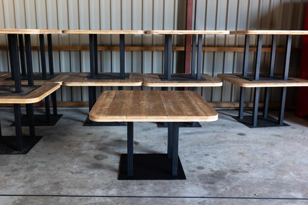 tafels, Huis en Inrichting, Tafels | Eettafels, Ophalen, Robuust houten tafel met stevig onderstel, Vierkant, Zo goed als nieuw