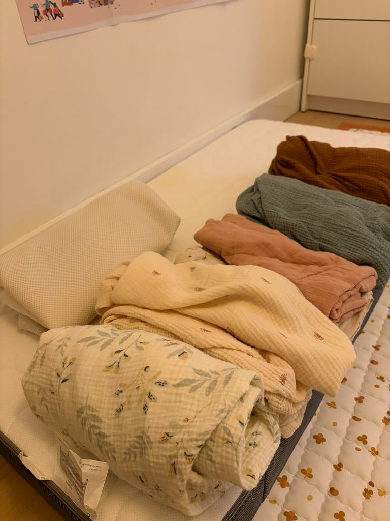 IKEA baby crib mattress and 6 covers/sheets, Ophalen of Verzenden, Zo goed als nieuw, Eenpersoons