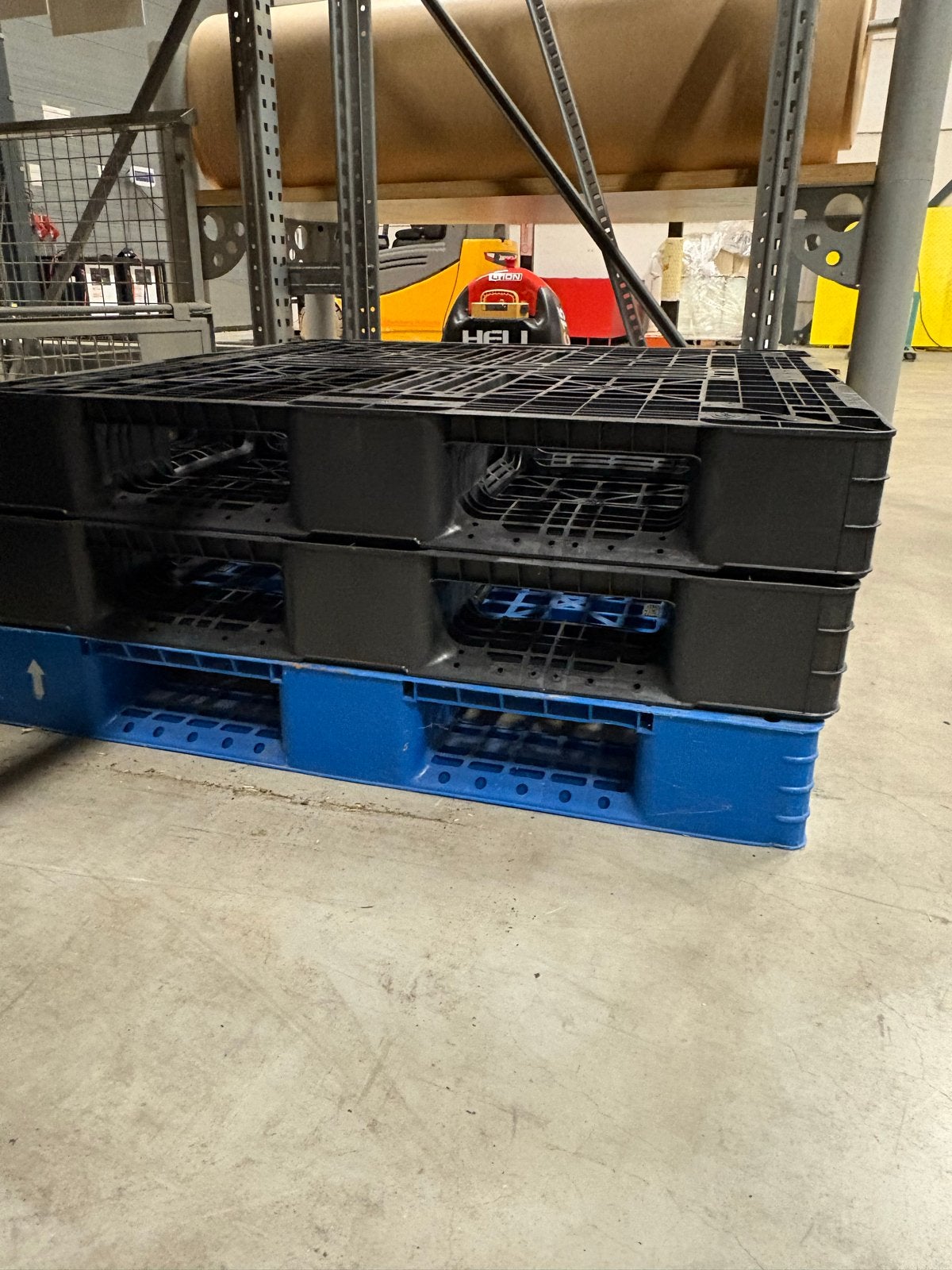 Stevige kunststof pallets - zwart en blauw, Ophalen of Verzenden, Gebruikt
