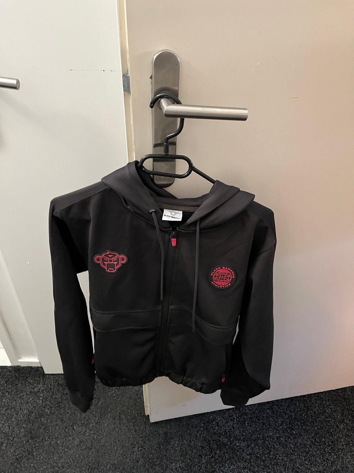 Black Bananas hoodie zwart met rode details, Kleding | Dames, Jassen | Zomer, Ophalen, Zo goed als nieuw, Maat 36 (S), Zwart