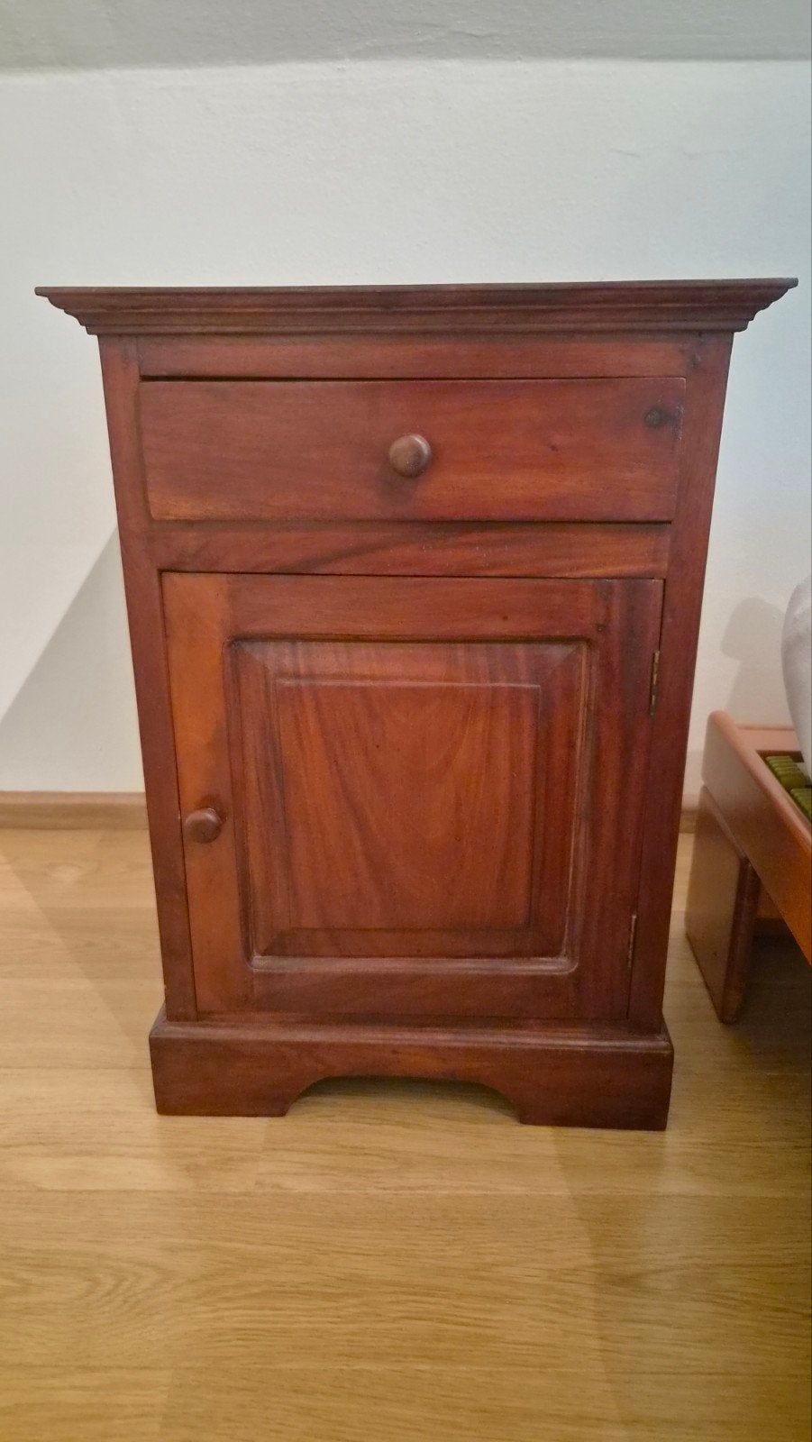 Klassiek houten nachtkastje met lade en deurtje, Ophalen, Gebruikt, Minder dan 45 cm, 55 tot 70 cm