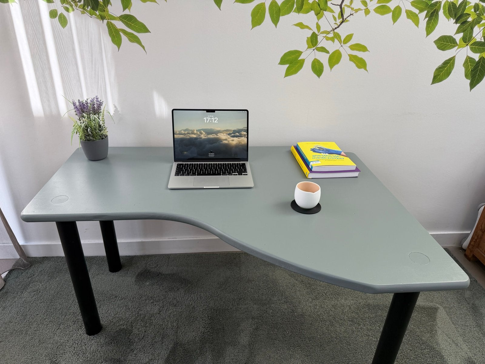 Modern grijs hoekbureau met zwarte poten, Ophalen, Gebruikt, Spaanplaat of MDF, Hoekbureau