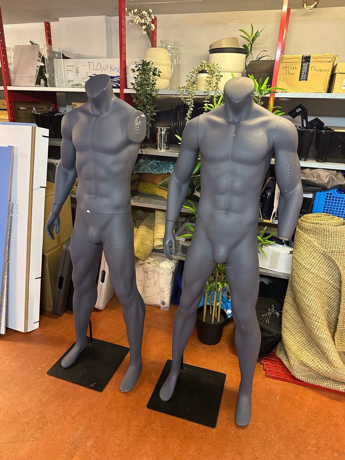 2x Etalagepop, Ophalen, Gedragen
