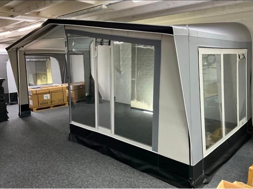Nieuwe Brand Prisma 260 Voortent Maat 12 - Showroommodel, Caravans en Kamperen, Ophalen, Nieuw