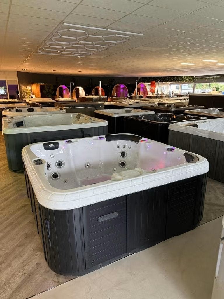 Spa/jacuzzi 200x200 Balboa Plug & Play 220V, Ophalen, Zo goed als nieuw, Trap, Vast