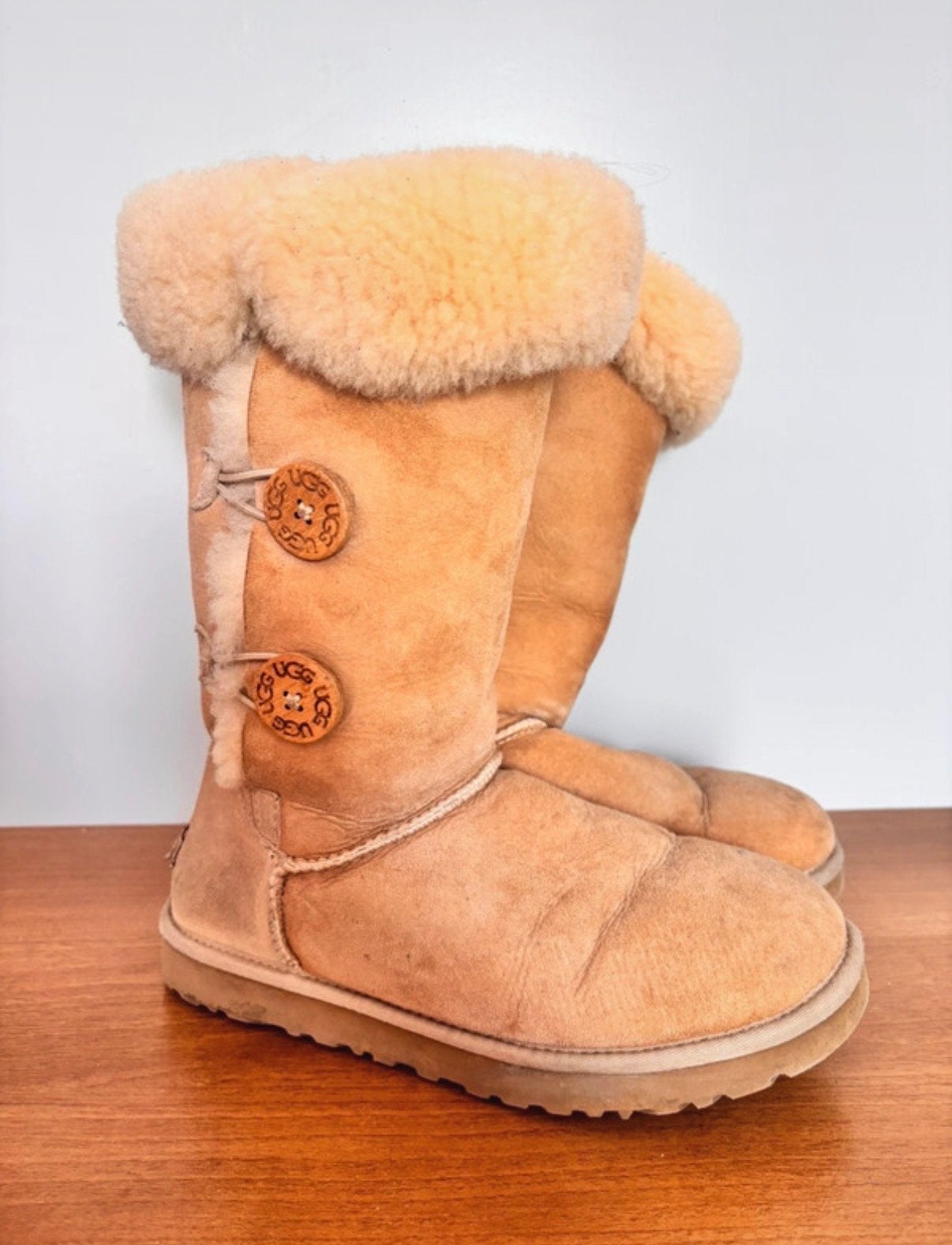 UGG Bailey Button Triplet Laarzen Chestnut - Maat 38, Kleding | Dames, Schoenen, Hoge laarzen, Bruin, Ophalen of Verzenden, Gedragen