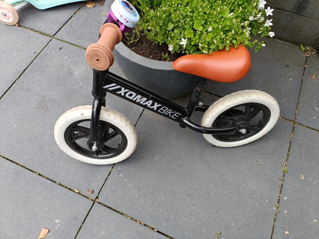 XOMAX BIKE Loopfiets voor kinderen - Zwart met bruin zadel, Ophalen of Verzenden, Gebruikt, Loopfiets