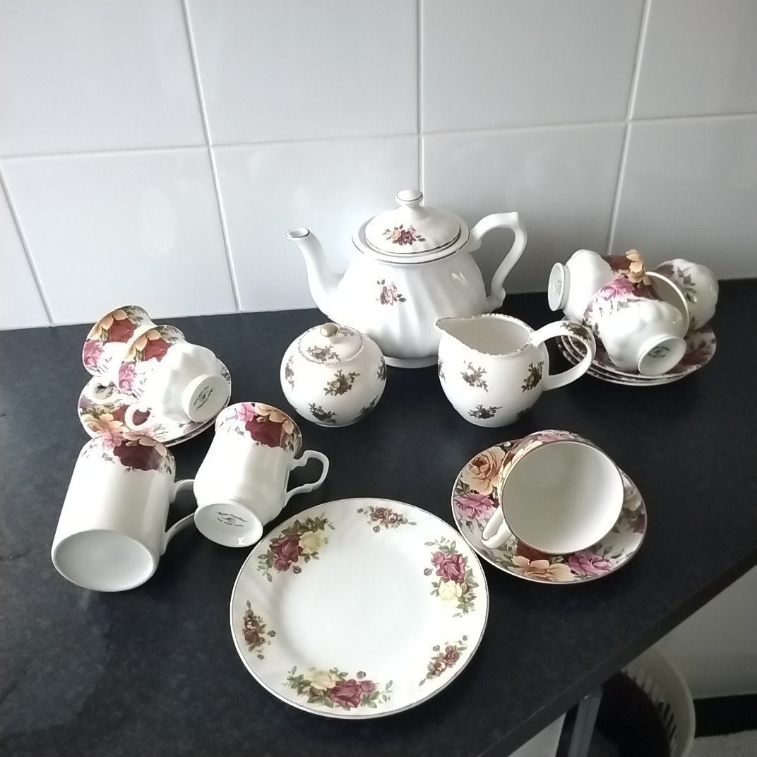 Royal albert roomstel en bijpassende  items o.a rose garden, Ophalen of Verzenden, Zo goed als nieuw, Overige stijlen, Kop(pen) en/of Schotel(s)