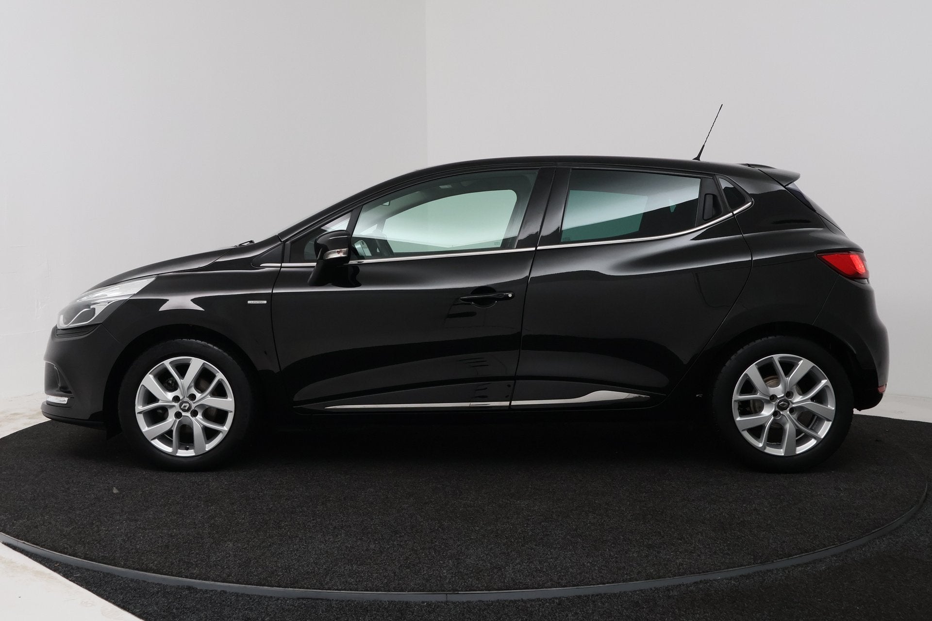 Renault Clio 0.9 TCe Limited (NAVIGATIE, CRUISE CONTROL, PAR, Voorwielaandrijving, 898 cc, Stof, Gebruikt