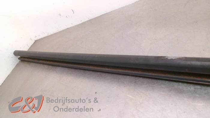 Schuifdeur Rail rechts van een Opel Vivaro, Gebruikt, -, -, Opel