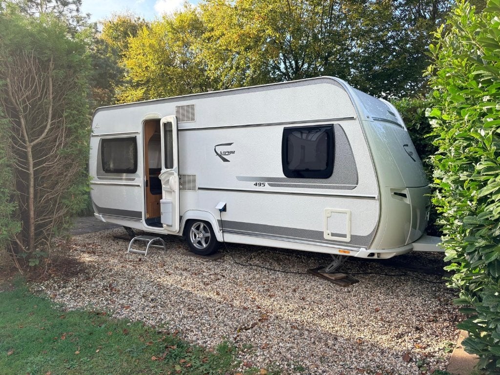 Fendt Saphir 495 SFB – Compleet uitgerust!, Caravans en Kamperen, Rondzit, Voortentlamp, Fendt, 5 tot 6 meter