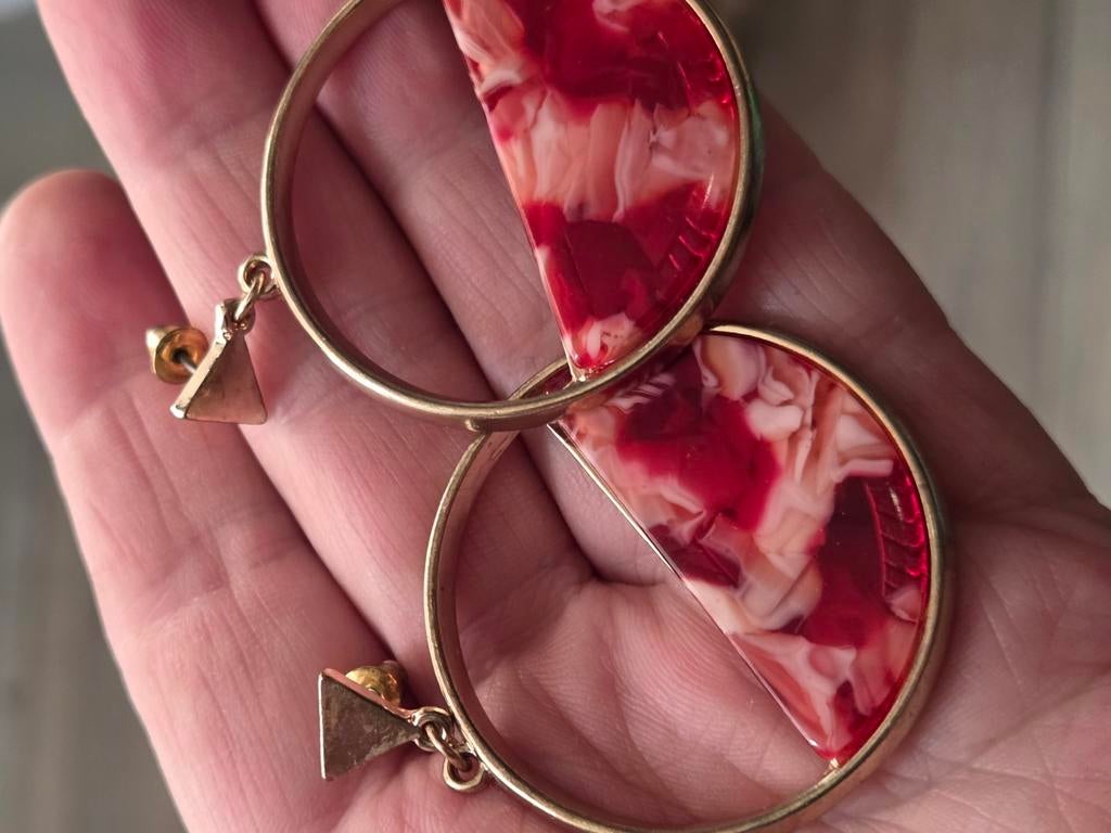 Goudkleurige Oorbellen met Rood/Roze Marmerlook, Overige materialen, Hangers, Ophalen of Verzenden, Zo goed als nieuw