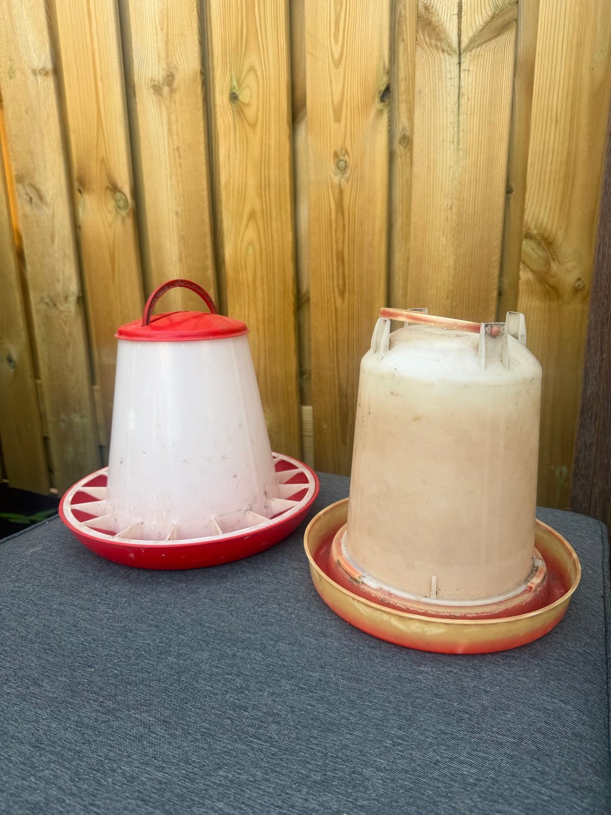 Kippen waterbak 3 kg even voerbak 2,5 kg gratis op te halen, Ophalen, Drinken en Voederen
