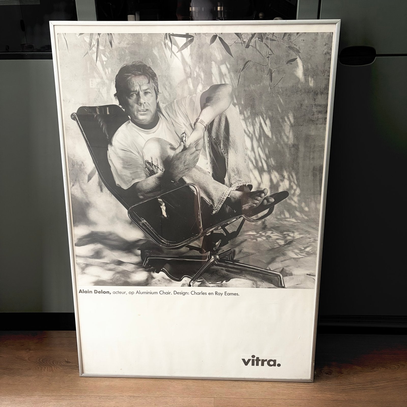 Vitra Poster: Alain Delon op Aluminium Chair EA222 (Eames), Ophalen, Wit, Eén
