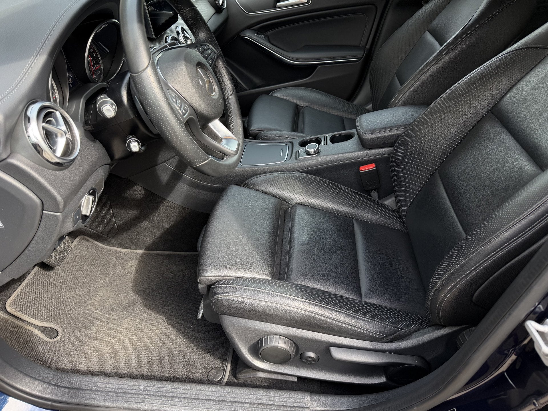 Mercedes-Benz GLA 250 Premium Plus / Automaat / Camera / Tre, Dealer onderhouden, 730 kg, Gebruikt, 4 cilinders