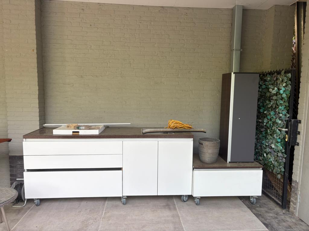 Buiten keuken verrijdbaar met granieten blad, Ophalen, Zo goed als nieuw, Houtskool