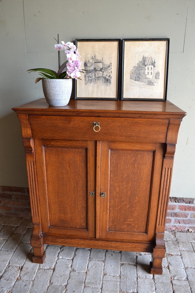 Prachtig antiek eiken houten dressoir, meidenkast.