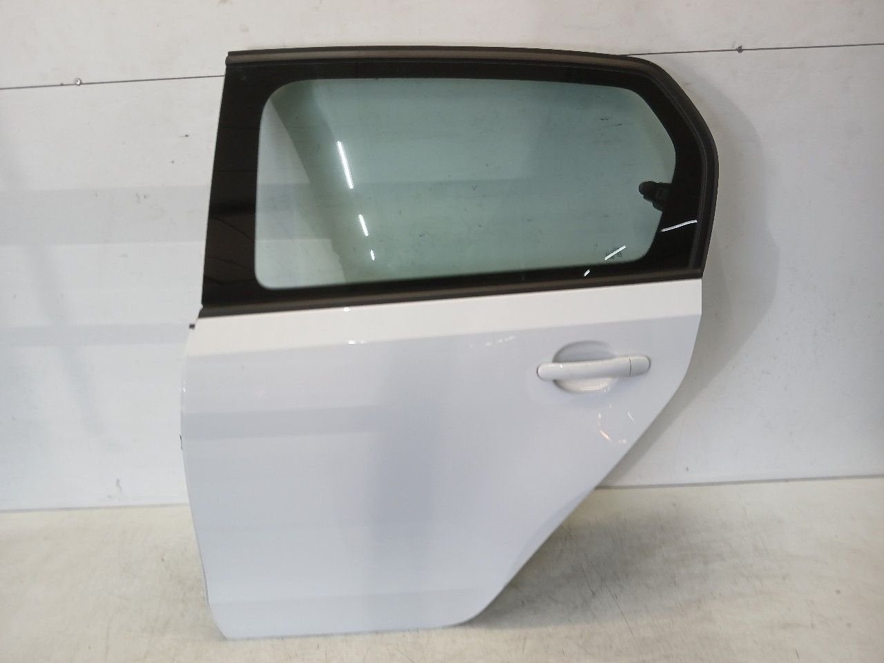 Portier links achter Volkswagen Up, Onderdelen@venauto.nl, Van der Ven Autorecycling B.V., Gebruikt, Ettenseweg 76, 4706 PB Roosendaal, The Netherlands