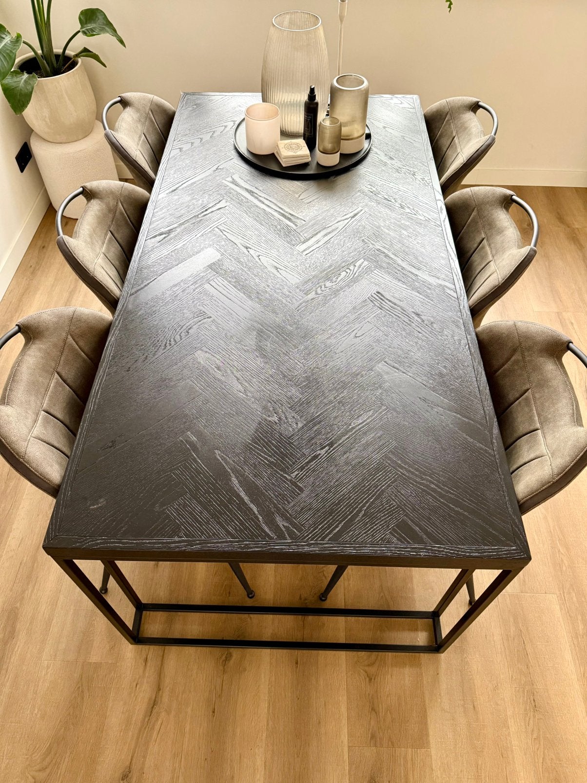 Pronto Visgraattafel + 6 olijfgroene microleren stoelen, Ophalen, Zo goed als nieuw, 4 tot 6 stoelen