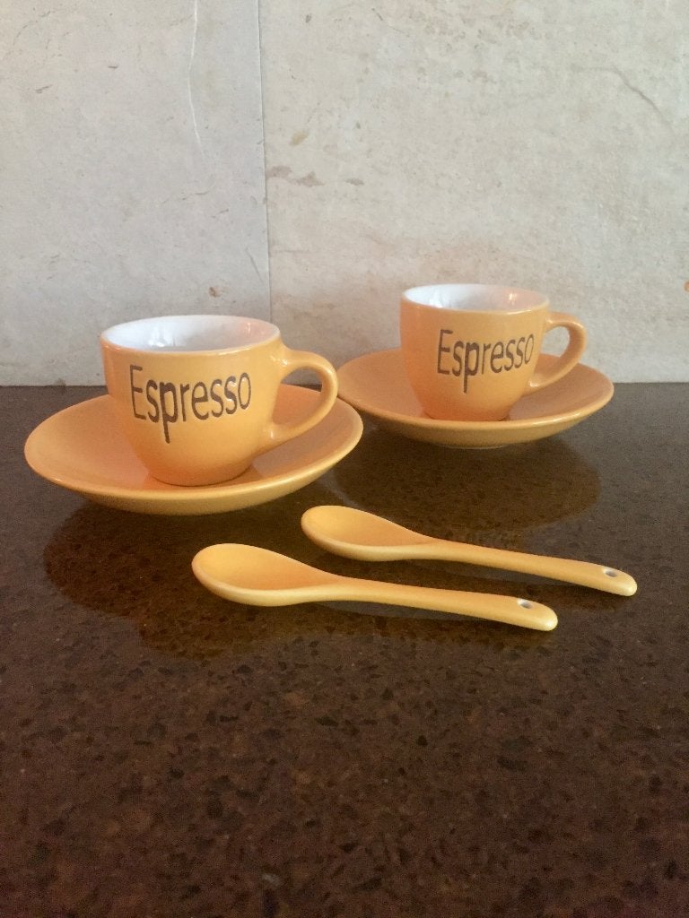 2 gele Espresso kop en schotels met lepels, Antiek en Kunst, Ophalen