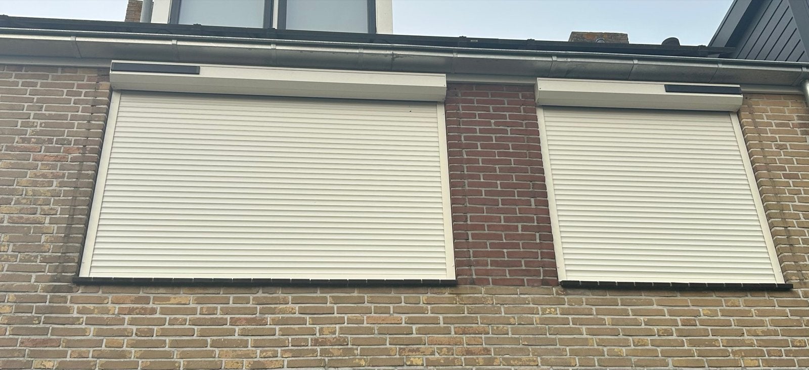 2 elektrische rolluiken (Zon en Scherm Solar ZS020), Ophalen, Zo goed als nieuw, 200 cm of meer, Elektrische bediening