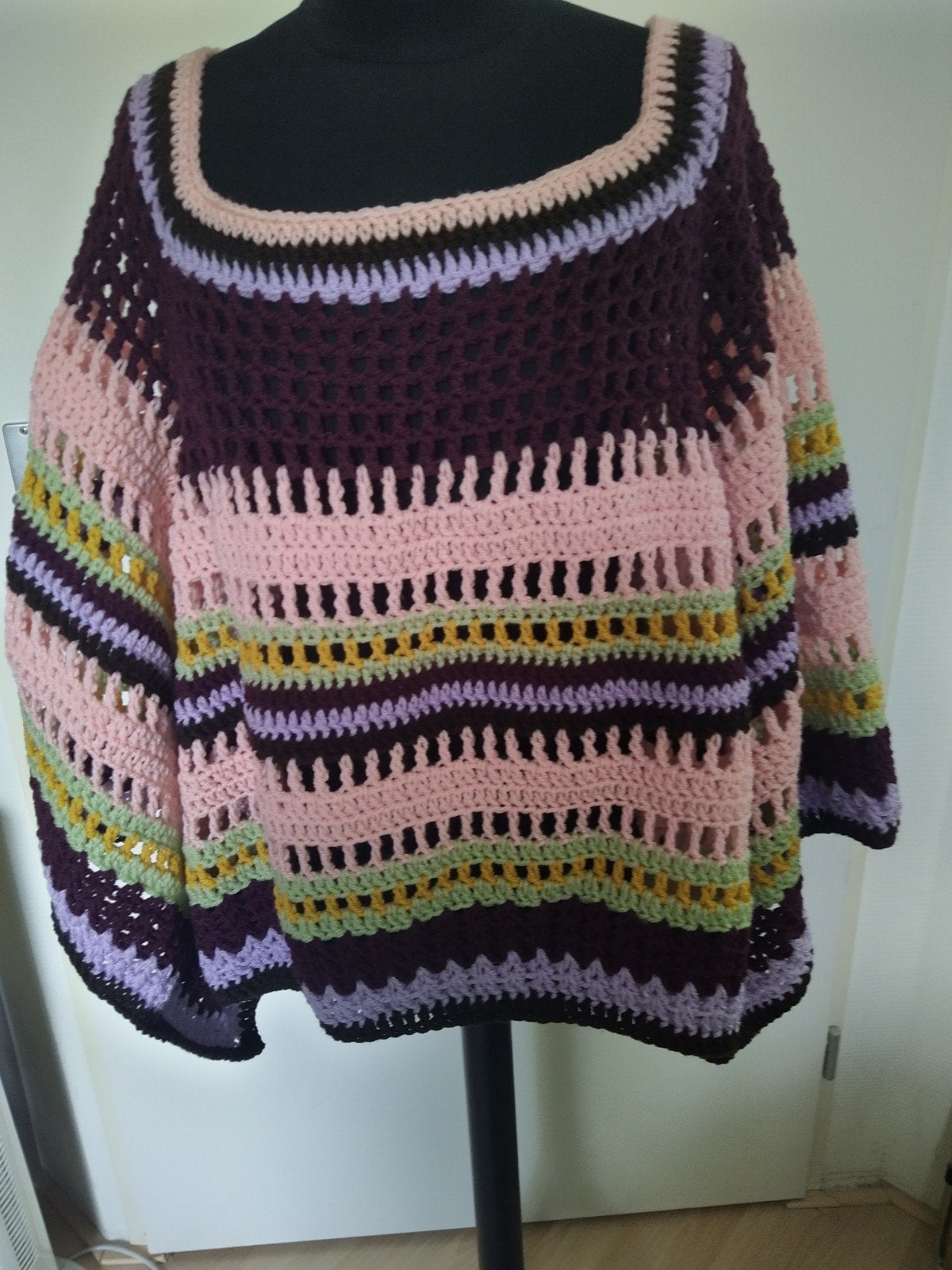 Nieuwe handgehaakte poncho van zacht acrylgaren, Handgemaakt, Ophalen of Verzenden, Nieuw