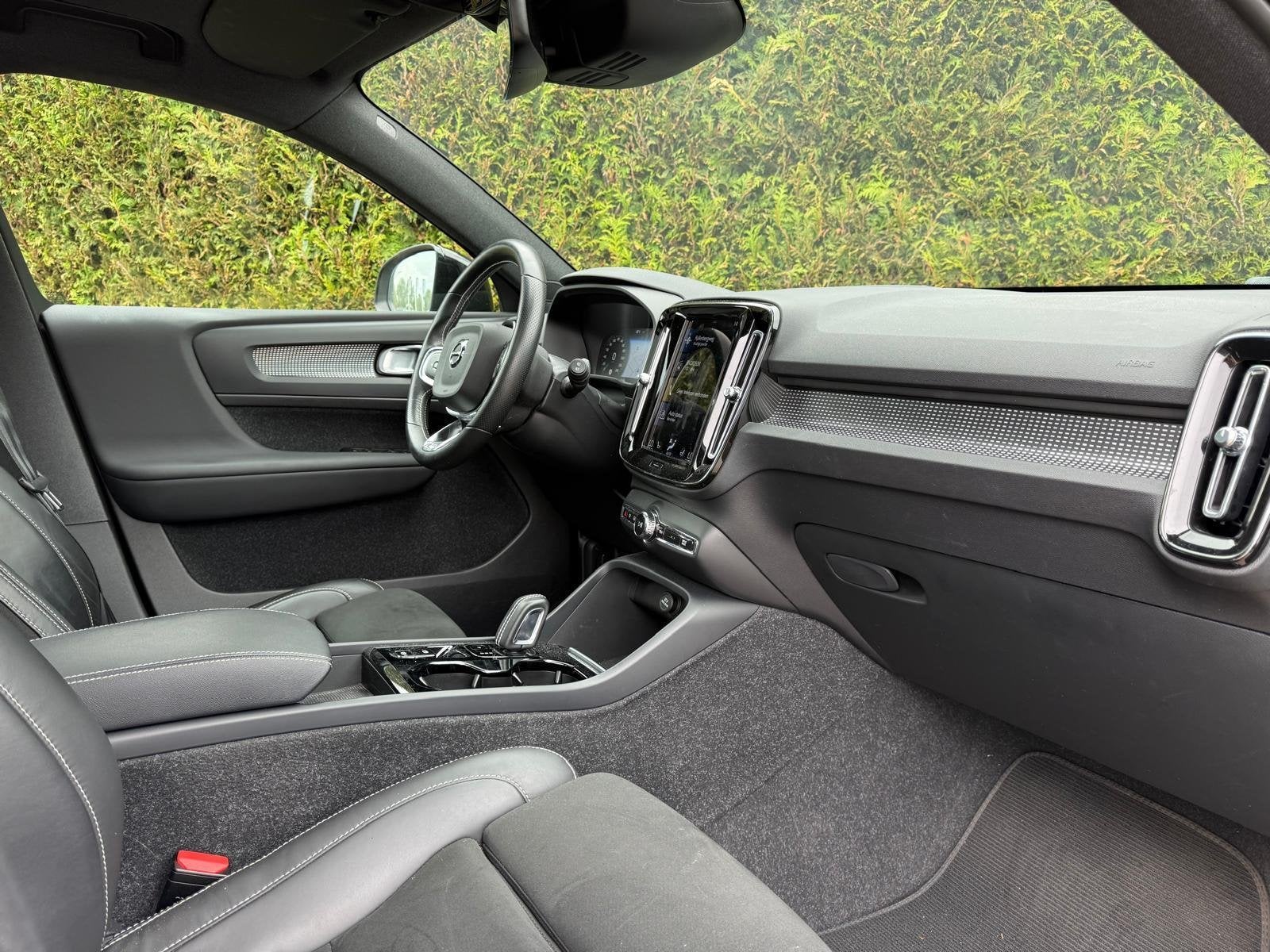 Volvo XC40 T5 Recharge R-Design | Panoramadak | Stoel Verwar, Auto's, 12 maanden, Euro 6, 1712 kg, Zwart