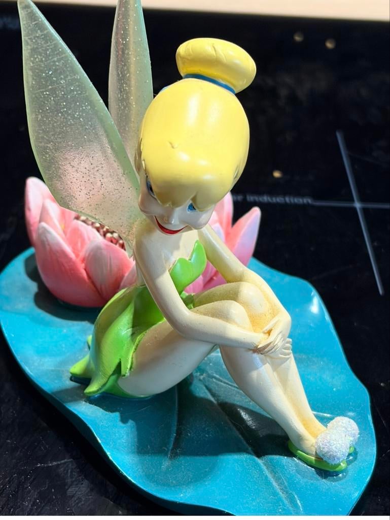 Tinkerbell Beeldje Disneyland Parijs - Klein Vleugeldefect, Ophalen of Verzenden, Peter Pan of Pinokkio, Gebruikt, Beeldje of Figuurtje