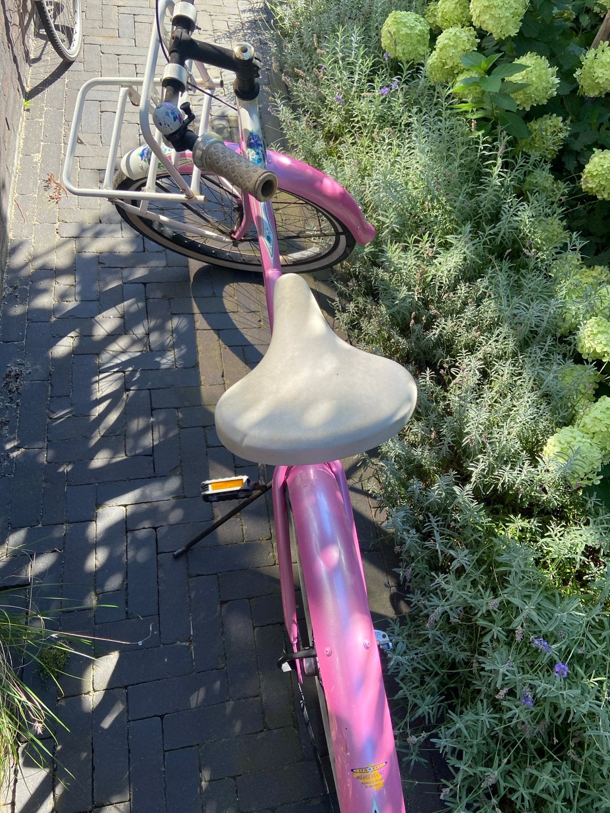 Roze fiets met tassendrager, terugtraprem en versnellingen, Ophalen, Terugtraprem, Versnellingen, Gebruikt