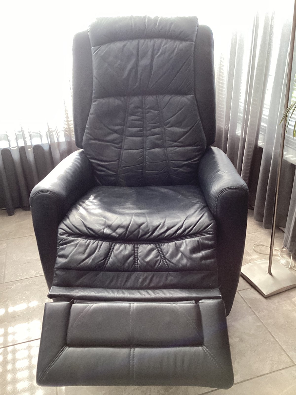 Relaxstoel himo Full massage blauw leder, Ophalen, Zo goed als nieuw, 50 tot 75 cm