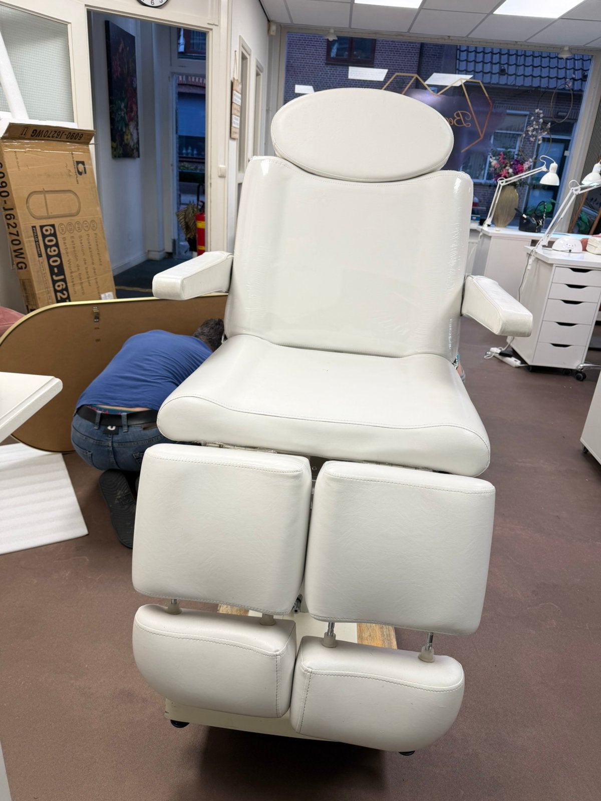 Pedicure/ behandelstoel, Ophalen, Zo goed als nieuw, Massagetafel