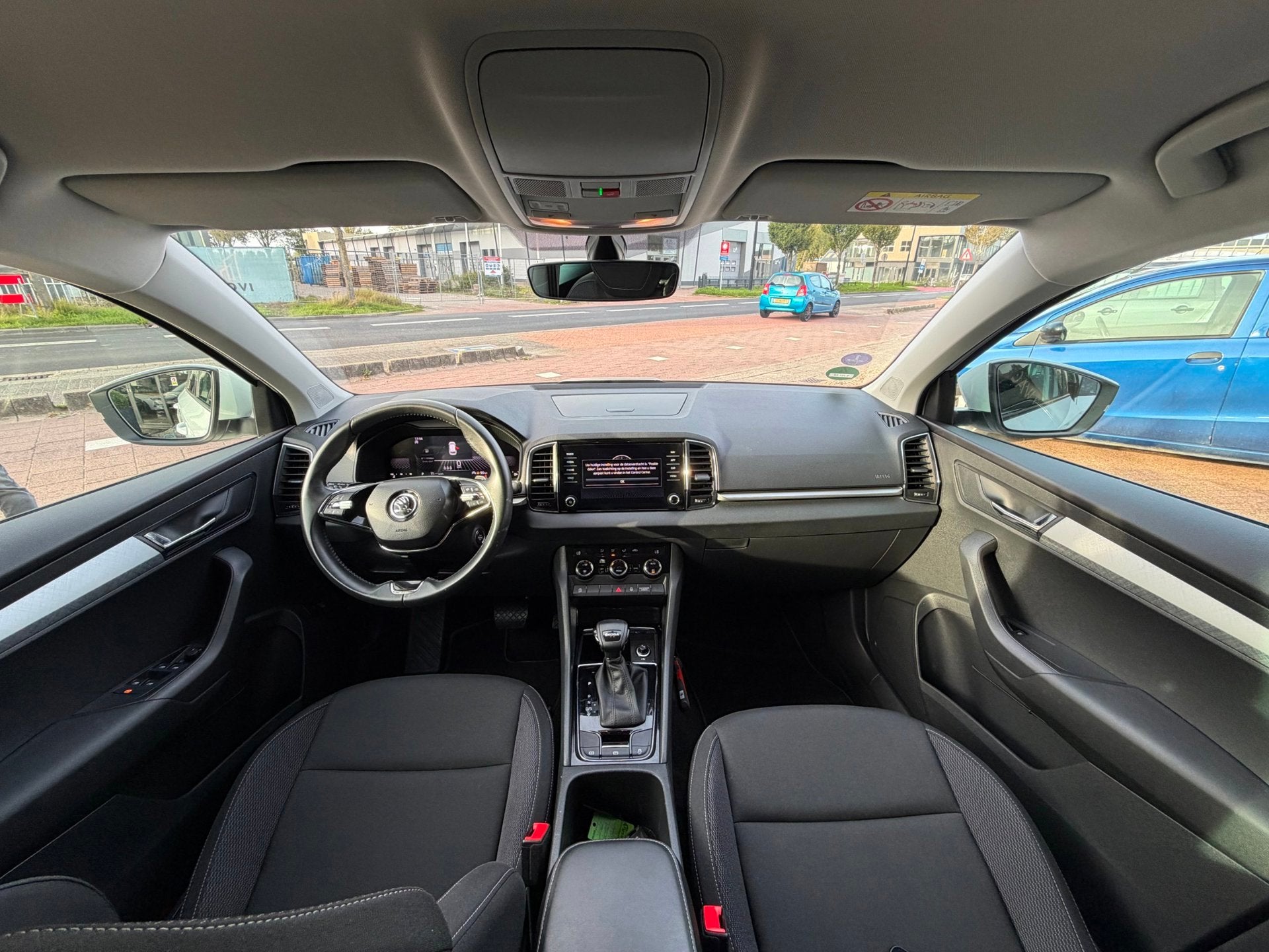 Skoda Karoq 1.5 TSI ACT Business Edition AUT|NAVI|Trekhaak!, Auto's, Stof, Euro 6, 4 cilinders, Wit
