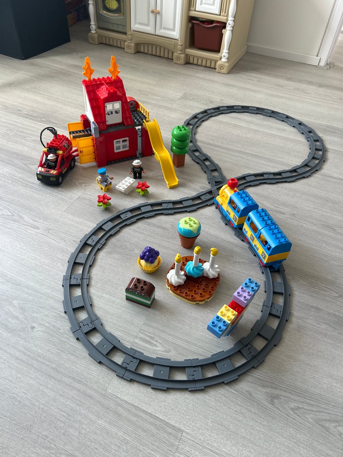 Lego blocki Brandweerkazerne, trein en diverse sets, Kinderen en Baby's, Inclusief minifiguren, Lego, Ophalen of Verzenden, Complete set