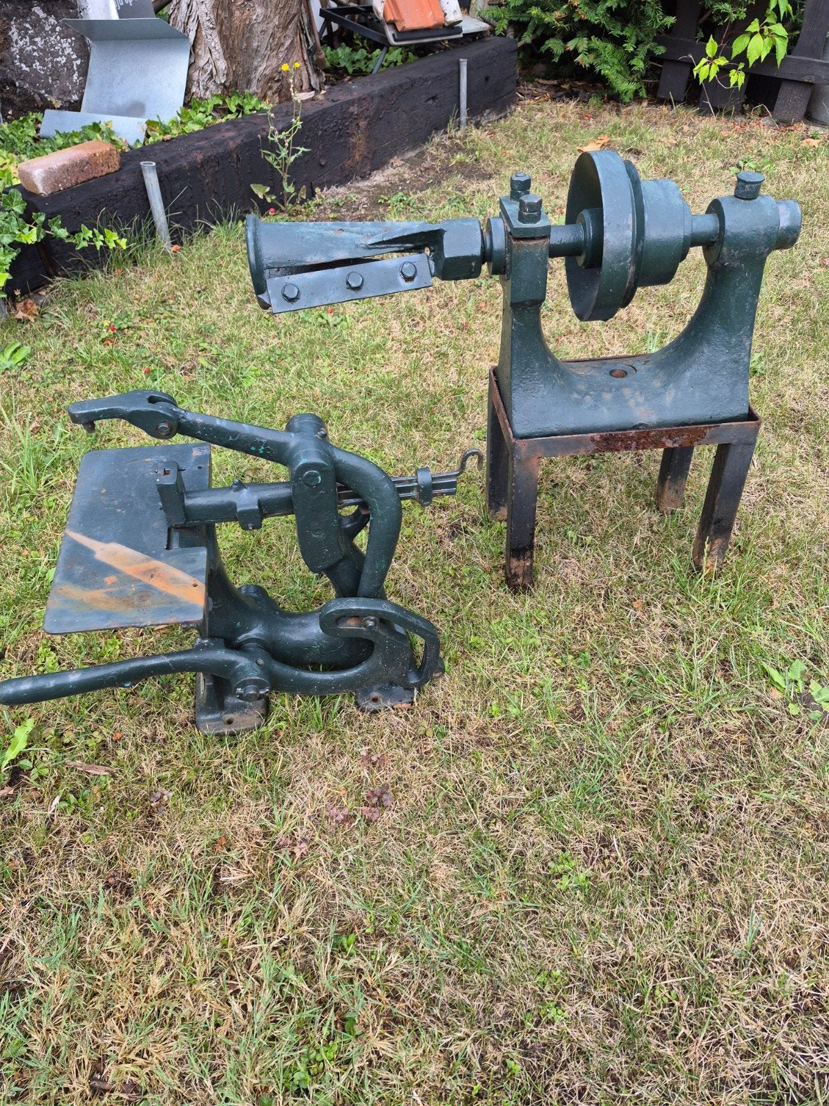 Oude werkbank bankschroef en handaangedreven slijpmachine, Antiek en Kunst, Antiek | Gereedschap en Instrumenten, Ophalen
