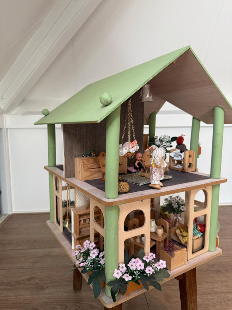 Super leuk houten poppenhuis, Ophalen, Zo goed als nieuw, Poppenhuis
