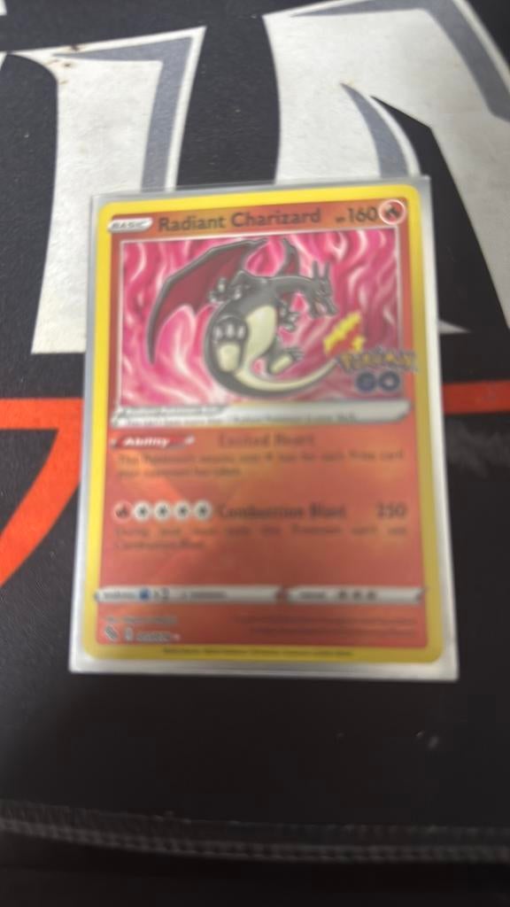Radiant charizard (krasloos en echt), Ophalen of Verzenden, Zo goed als nieuw