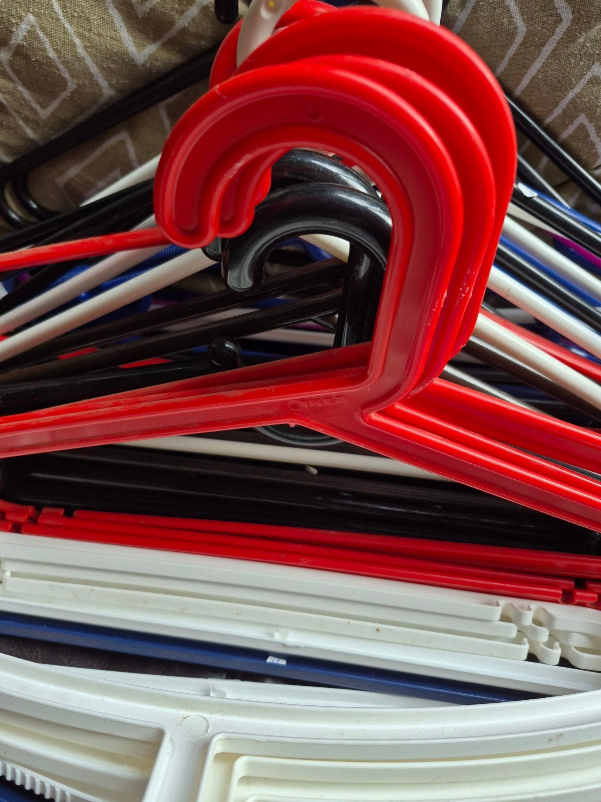 32 stuks  kledinghangers - plastic, verschillende kleuren, Ophalen of Verzenden, Gebruikt, Kunststof, Kinderen en Volwassenen