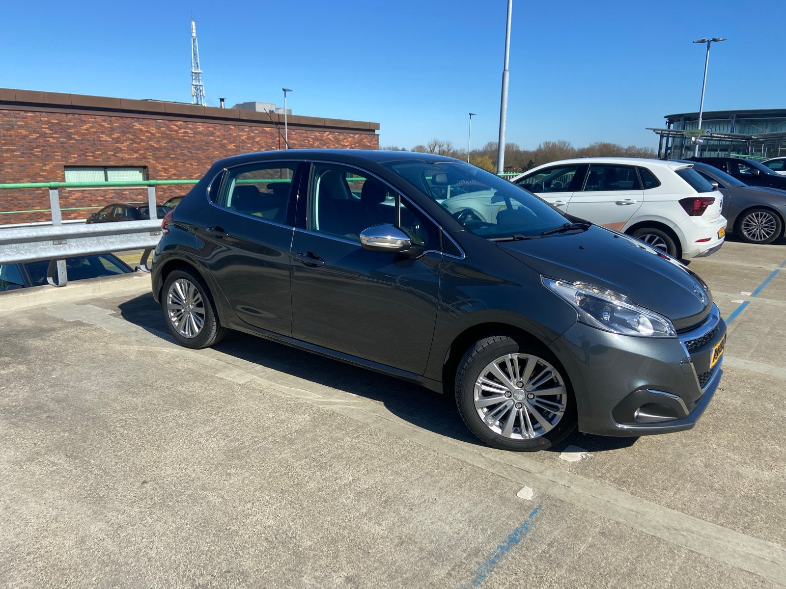 Peugeot 208 1.2 VTI 81KW/110PK 5-D 2017 Grijs, Auto's, Peugeot, Voorwielaandrijving, 40 €/maand, 23 km/l, Origineel Nederlands