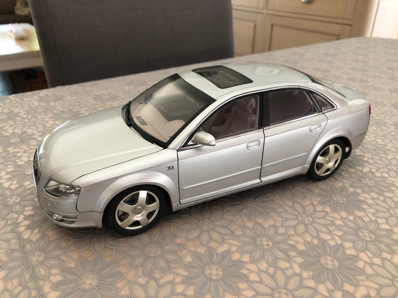 Paudi 1:18 Audi a4 limousine zeer mooi en zeer gedetailleerd, Hobby en Vrije tijd, Modelauto's | 1:18, Ophalen, Zo goed als nieuw