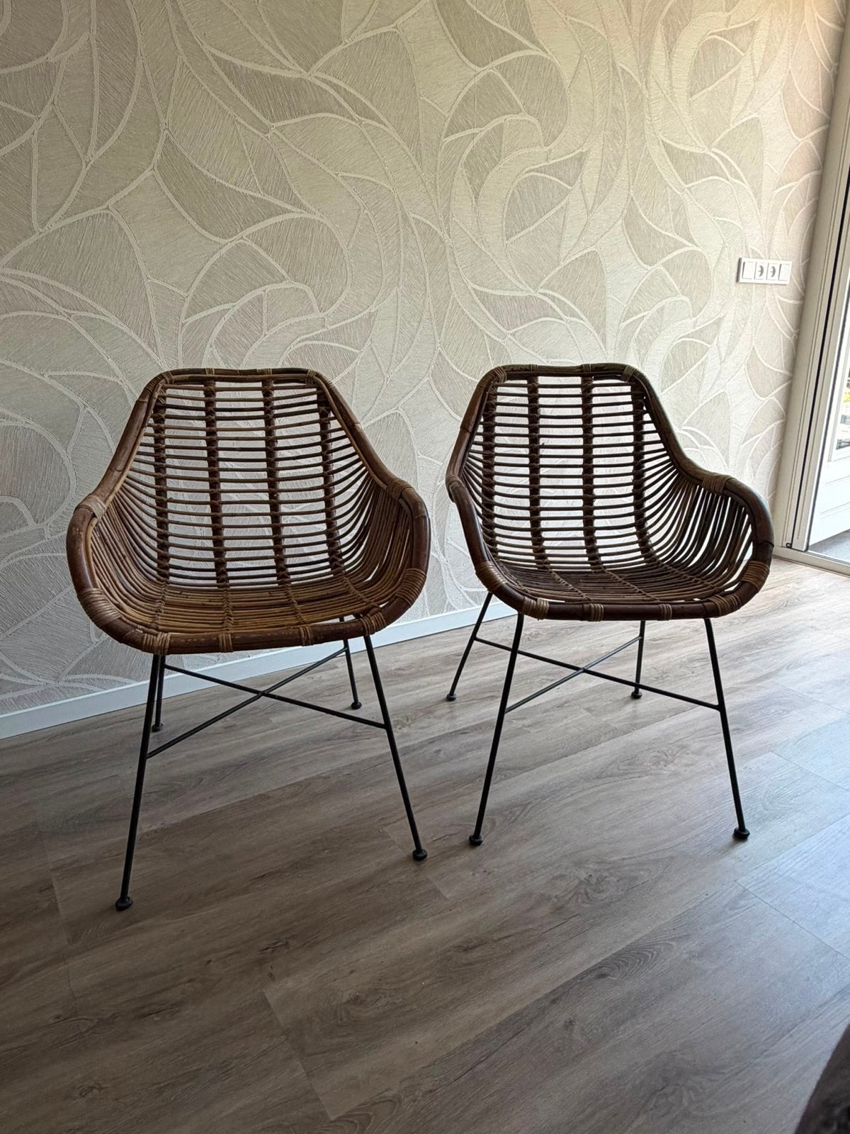 TE KOOP: 2 rotan stoelen met metalen onderstel, Huis en Inrichting, Ophalen, Twee, Bruin, Riet of Rotan