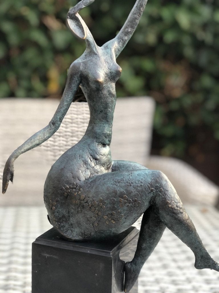 moderne bronzen art zittende vrouw sculptuur, Ophalen of Verzenden, Brons