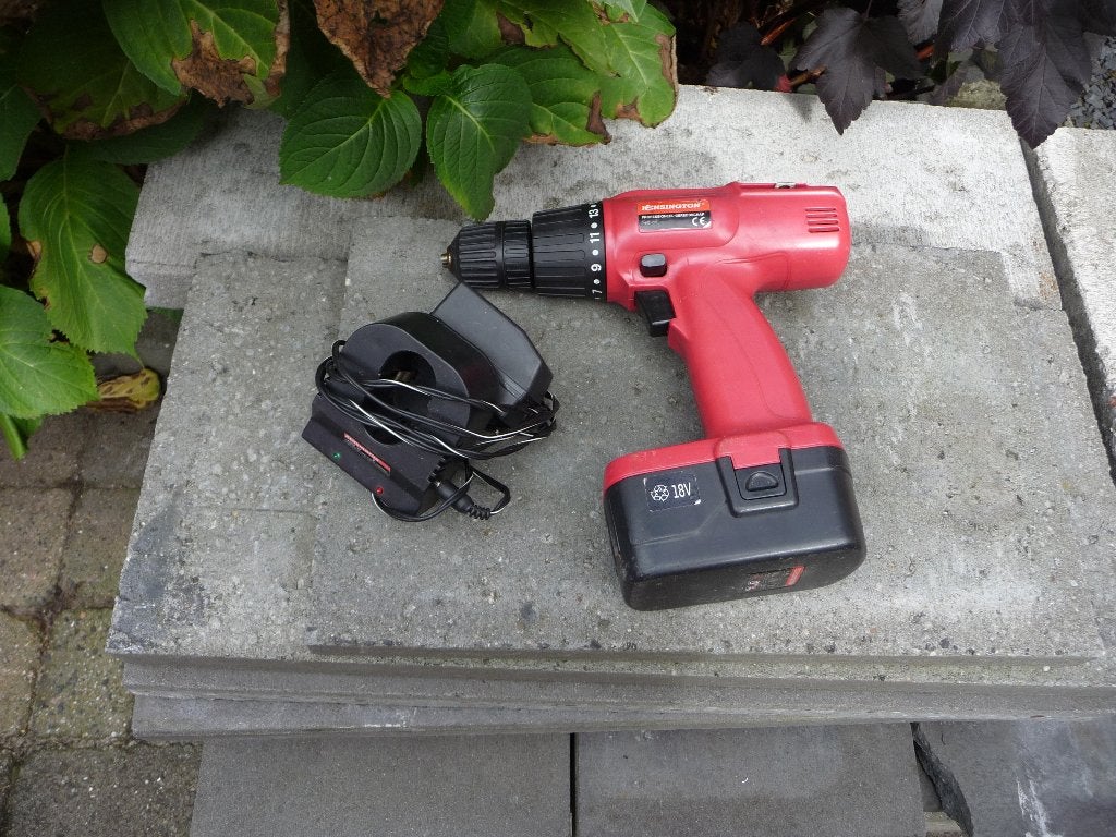 Accuboormachine 18V + oplader en  1 accu, Ophalen of Verzenden, Gebruikt, Minder dan 400 watt, Boor- en Schroefmachine
