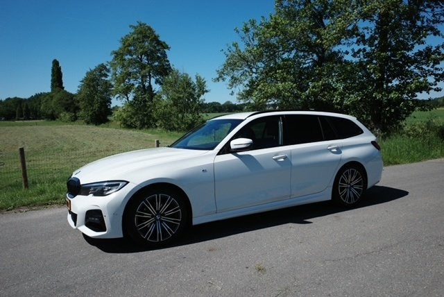 BMW 3-Serie 318i M sport Automaat Alpineweiss/alcantara/leer, 1998 cc, 15 km/l, Wit, Stationwagon